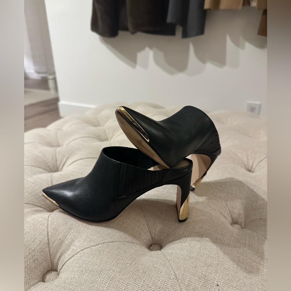BEAUTIFUL Black and Gold Leather Mule Enzo Angioloni